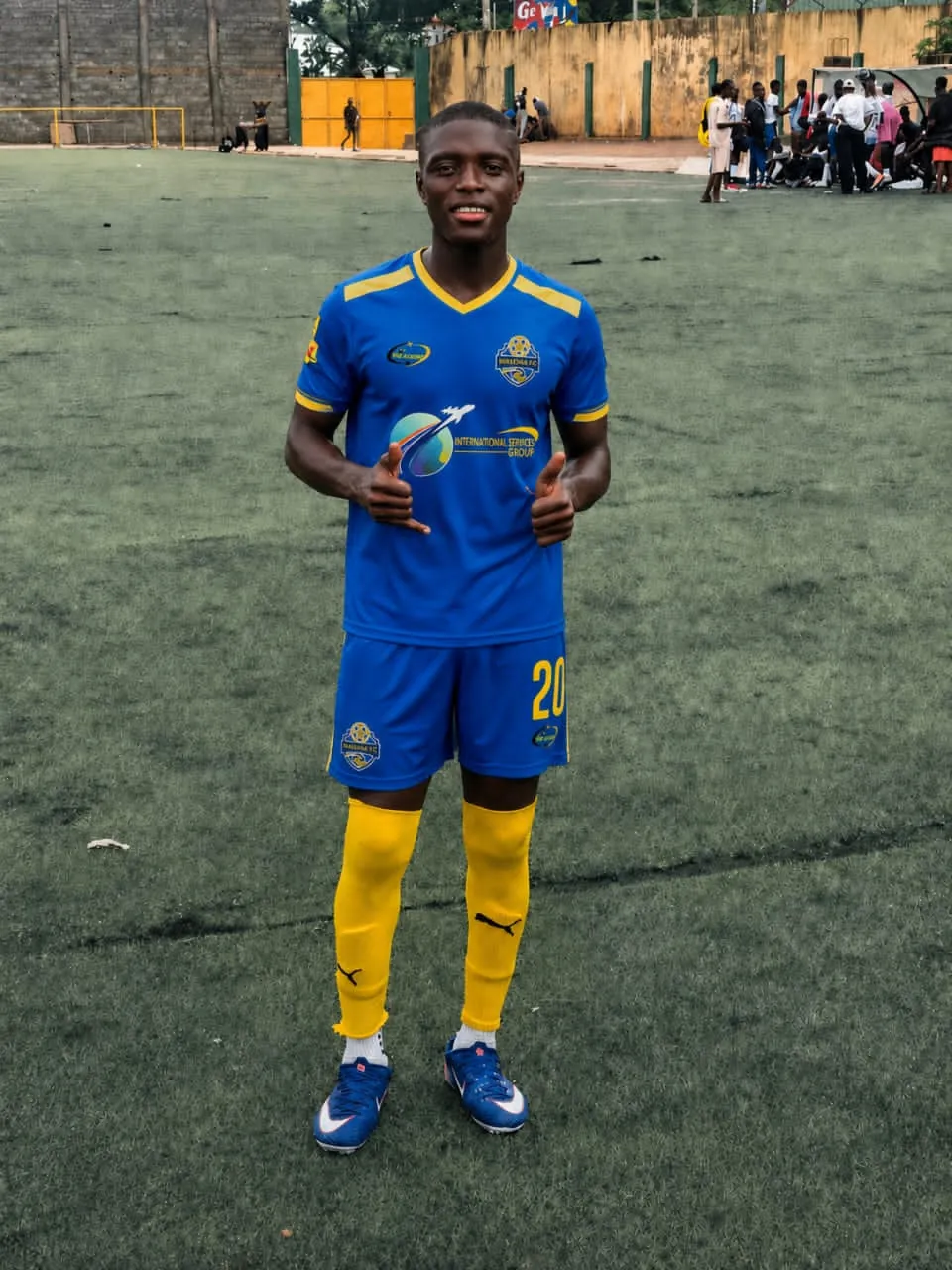Jeune joueur de MAKONA FC en tenue officielle