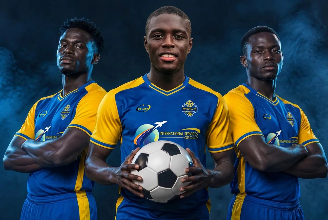 Trois joueurs présentent les couleurs bleu marine et jaune du club